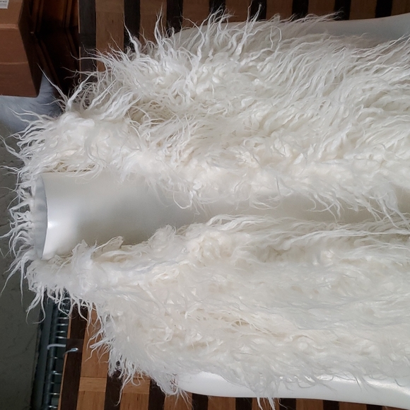 NWT! Kenar faux Sheepskin vest - Picture 2 of 8